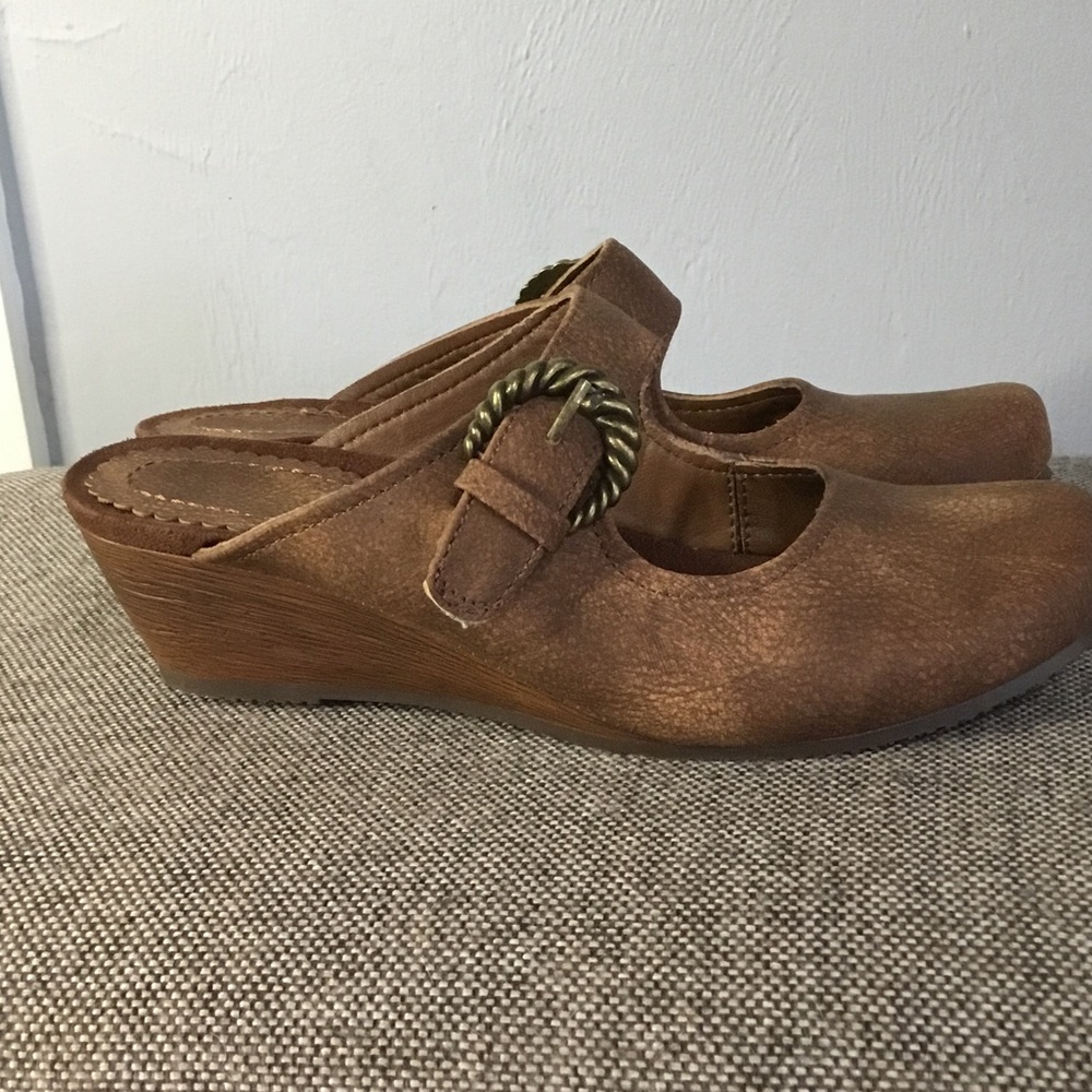 Bare traps Luna Mary Janes in a suede-like brown material, size 7 1/2M. - Picture 3 of 16